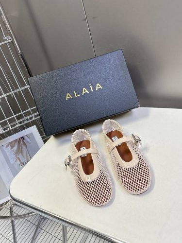 Alaia阿莱亚经典走秀款平底网面芭蕾舞鞋 风靡全球超火的平底鞋 超多明星时尚博主种草 当下最火的单品 甜酷芭蕾风 人气超高的一款芭蕾舞鞋 浪漫又迷人 舒适百搭