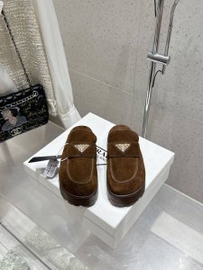 Prada 普拉达2025春夏新款厚底凉鞋 三角扣面包包头半拖鞋 最新走秀系列 经典升级 舒适度与时髦度并存 每个颜色搭配都好看，设计搭配不同风格需求鞋面：原版