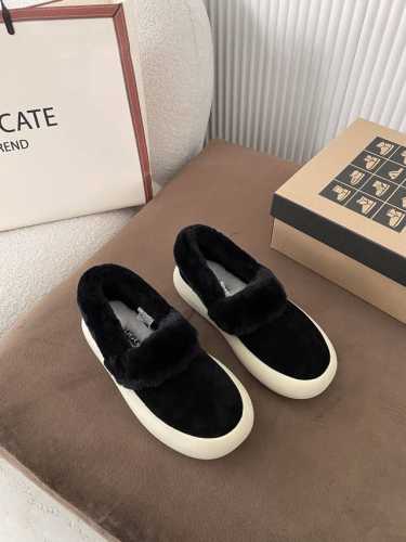 UGG P: Size：女码35-40 2024新款UGG女款雪地乐福鞋 这款女士雪地休闲羊毛低帮鞋，百搭版型♀♀新潮鼓型鞋底，时尚大方，耐磨防滑生胶底面，耐磨