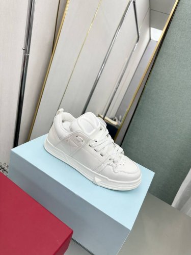 顶级版本。 品牌：Valentino 华伦天奴 等级： 最新时装周走秀 情侣 款 ，厚底的独特设计时尚一族特现脚瘦一款百塔的时尚产品 面料：鞋头采用高丝光三角纹