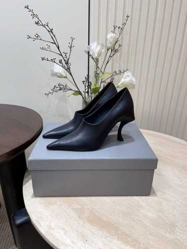 浅口 -深口 - 25Ss春夏新款Balenciaga 奇异跟 弓形高跟深口尖头单鞋 弓形高跟采用＂钢心制作铁跟＂ 分别为夏季与秋季注入了各界女性需求，性感女神
