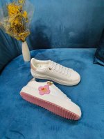 本款 Time Out 运动鞋取材光滑牛皮革，以金属质感皮革勾勒鞋后。Monogram 花卉、Lv 铭纹心形装饰和路易威登标识依次点缀鞋面，搭配加厚外底，为经典