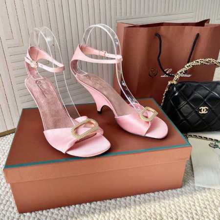 代购级 Loro Piana LP 椭圆扣真丝高跟凉鞋诺悠翩雅极简风格，独特的扇形高跟，好穿又时尚材质：进口真丝缎面，羊京内里及垫脚 真皮大底跟高：8cm码数： - 点击图像关闭