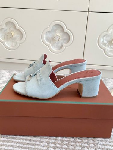 平底 粗跟 代购级 Loro piana Summer Charms Ser LP女士凉鞋拖鞋产品详情：这款绒面羊皮革凉鞋搭配饰有Loro Piana My C