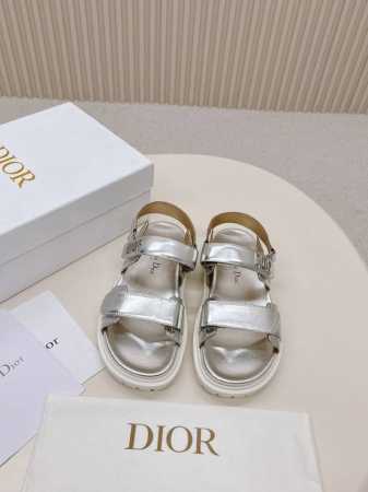 Dior经典款凉鞋 这款混种羊皮 Dioract 凉鞋款式时尚。搭配贴合脚型的内底，采用格外轻盈、舒适的皮革制作。鞋面饰带采用魔术贴开合，搭配金色饰面金属“Di - 点击图像关闭