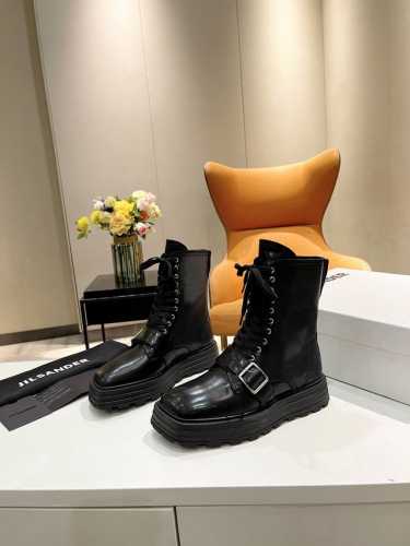 品 牌：Jil sander 吉尔.桑达 经典绑带松紧带设计的秋冬火爆马丁靴系列 极简主义的设计风格无疑又是个百搭款 它完全可以承包你秋冬所有衣服的搭配 上脚