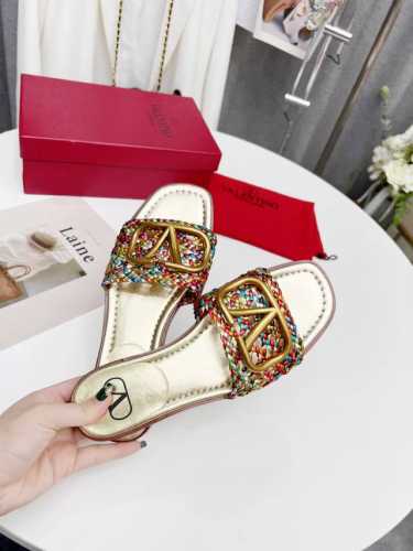 Valentino.华伦天奴2025 年专柜最新系列 彩色编织细节完美 非常亮眼的走秀系列推出 码数：35一43码出厂价pp