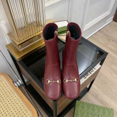 GUCCI 古驰 4 G家2024秋冬新品 专柜最新经典马衔扣粗跟短靴系列 上脚轻松驾驭任何服饰。设计简约、选择多样化的基础款，而非看似简单，实则添加许多繁琐必 - 点击图像关闭