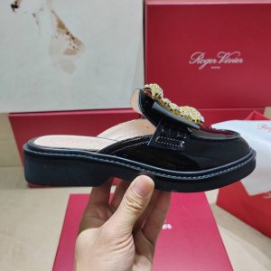 Roger Vivier 225 罗杰维维亚春夏新款花朵钻扣乐福鞋单鞋，亮面漆皮搭配钻扣，一眼被惊艳到仙女们确定不拿下这款绝美玛丽珍单鞋气场妥妥的安排上夏日搭配