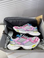balenciaga 巴黎世家 订书机复古运动鞋 老爹鞋 b家最新情侣款订书机运动鞋 全鞋都订满订书钉 此款特点以 复古 阔型 老爹范 极具识别度的线条以及鞋型