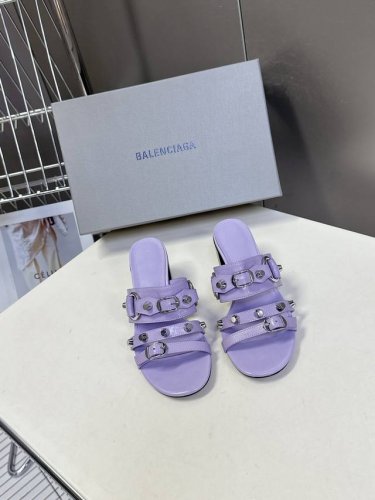 Balenciaga 巴黎世家新款金属铆钉凉拖鞋系列 超多明星时尚博主种草夏天必备这Cagole拖鞋鞋型是淑女拖鞋上面的铆钉又超级朋克街头简直太别致了 Ins爆