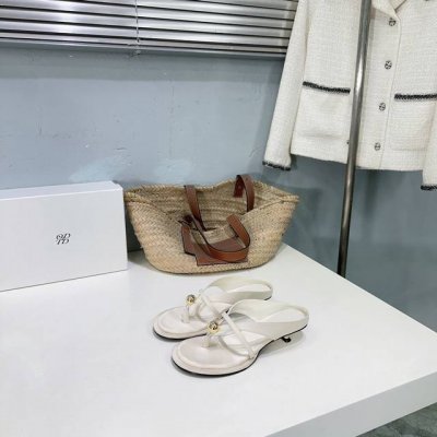 高品质出厂 ！小众潮牌ODTD25春意新款真丝小猫跟金属球圆头人字拖凉鞋今年大热的大头凉鞋优雅随性中透露不经意的性感，小猫跟完美拉长双腿比例惹眼轻松为夏日穿搭加