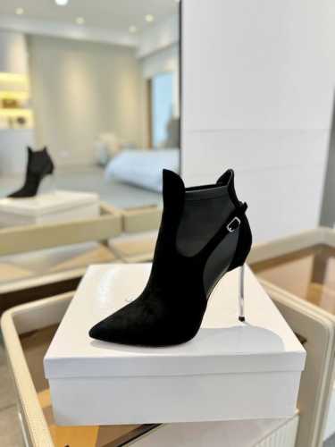价格： 卡萨帝 Casadei 女王的高跟鞋，来自意大利顶级鞋履品牌 是由Quinto Casadei于1958年在意大利圣毛罗帕斯科利创立。 Casadei