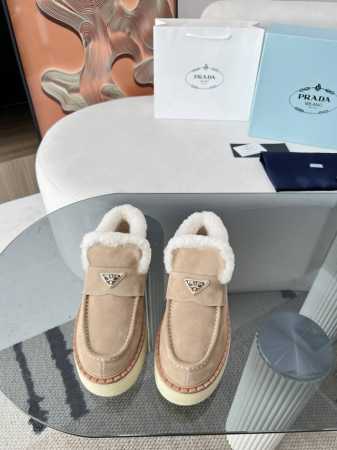 最新系列！Prada 普拉达2024秋冬季新款毛拖鞋 三角扣面包包头半拖鞋 最新走秀系列 经典升级 舒适度与时髦度并存 每个颜色搭配都好看，设计搭配不同风格需求 - 点击图像关闭