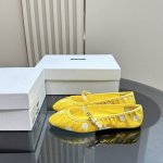 DOLCE & GABBANA 女士DG扣单鞋，金色标识铭牌。 鞋底：橡胶底 衬里：羊皮 外部：真丝 跟高:平底