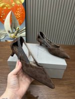BrunelloCucinelli 。时尚高跟凉鞋上新款了。面料：进口羊绒。内里羊皮，纯铜珠链，上脚美观大方，百分百原版开发。原版包装，码数35 －42。35