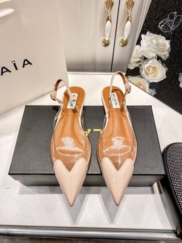 橙子出厂价p Alaia 2025春夏新款 爱心透明尖头平底凉鞋 法式凉拖 上脚舒适度拉满 好看好穿又轻便 随意搭配 筒约又高级 大胆前卫的设计 风格融于此款厚