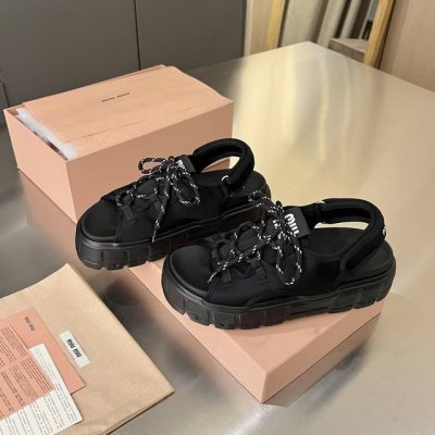 厂价p： Miumiu 2025夏季新款绑带少女风松糕厚底魔术贴凉鞋 时尚百搭爆款 增高显瘦显腿长 上脚超轻便 Miumiu品牌专属鞋带搭配Miu Logo小名