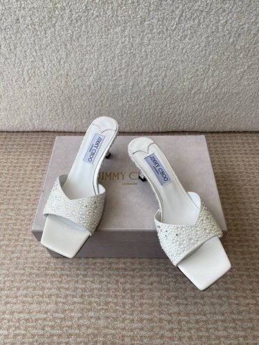 早春珍珠 水晶钻 拖鞋Jimmy Choo 周仰杰25春夏系列 重逢惊艳 优雅邂逅 碰撞之美 时尚国外博主同款街拍推荐 造型大胆别致 鞋面 搭配钻面 时髦大气