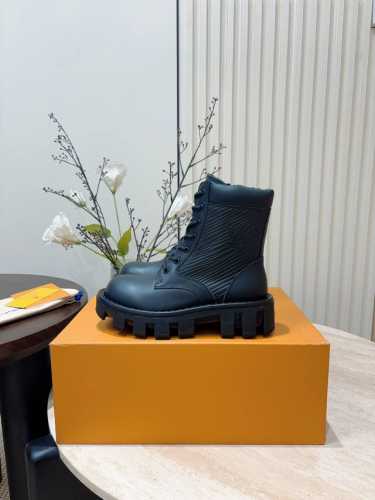情侣款 秋冬新款Louis vuitton LV 及踝靴系带马丁靴短靴 本款 LV 及踝靴以牛皮革彰显质感，为易于穿脱的设计融入厚实鞋跟和轻盈微型外底。 鞋面：