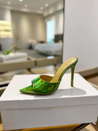 {半拖} 吉安维托 罗西 Gianvito Rossi Eiko Stiletto，轻松移动。这款 Gianvito Rossi 拖鞋采用配有精致的漆皮，可抚摸 - 点击图像关闭