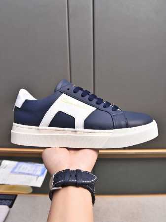 Santoni 圣东尼 意大利男士手工小牛皮休闲鞋出货！这个意大利纯手工鞋履品牌的每一双鞋设计简洁经典，上脚非常舒适百搭！ 用“新贵”来形容意大利鞋履品牌san - 点击图像关闭