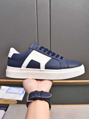 Santoni 圣东尼 意大利男士手工小牛皮休闲鞋出货！这个意大利纯手工鞋履品牌的每一双鞋设计简洁经典，上脚非常舒适百搭！ 用“新贵”来形容意大利鞋履品牌san