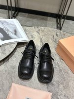 380 Miu Miu 缪缪25走秀新款复古小皮鞋 这款小皮鞋真的太给力 太上镜啦 鞋面拆旧设计 复古时髦 性感粗狂 不管是搭配裙子还是裤子 都辣到词穷~ 鞋面