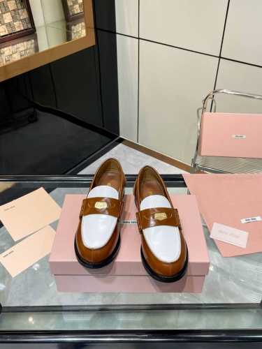 MiuMiu 24FW 走秀金币乐福鞋Miu女孩们的新色乐福来啦！今年秋冬的复古做旧的新色 牛皮材质！今年Miu爆火的不要不要的！都是那种做旧的皮质 穿上超好看