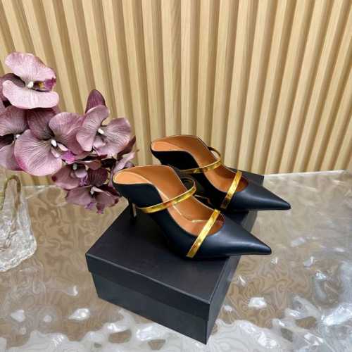 2025经典再现 #Malone Souliers#中跟半拖 经典爆款依然风韵犹存 通过带子的撞面色 设计 非常耐看极具风格 喜欢过通混搭不同触感和地质的材料达