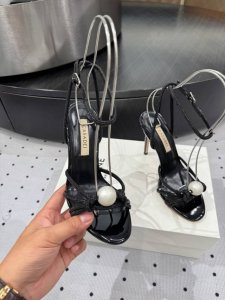 早春新品 面料：钻条 内里：羊皮 鞋底：牛皮 优雅风格 创造不一样的感觉 跟高 8 10 Cm 专柜包装 简约气质款式！ 市场顶级 Show Bdetails