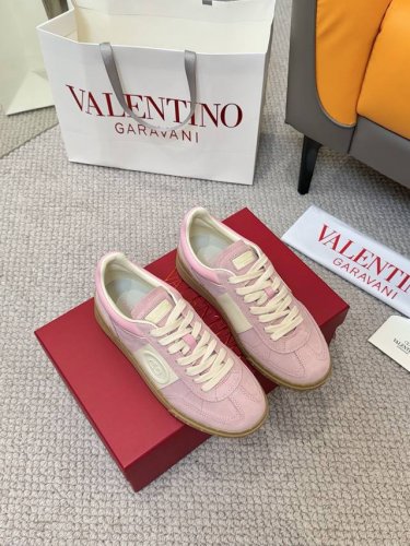 valentino专柜同步新款低帮休闲运动鞋 专业高端 完美复刻 品质一流 全部采用原版1:1材料制作 独家开模 面料高丝光牛猄 tpu材质大底 舒适耐磨 品牌