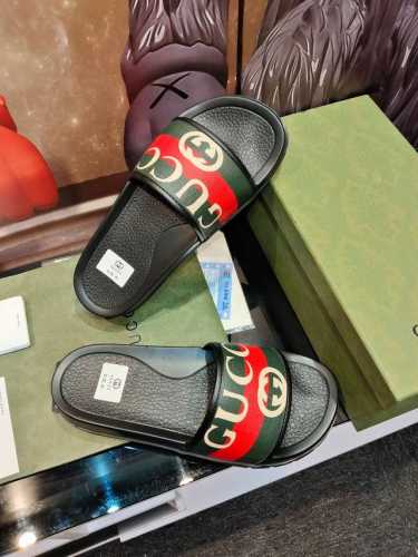 G 家高端男士夏季拖鞋，鞋面材质头层牛皮压印品牌logo，私模大底，细节完美，尽显大牌风范，休闲宽松舒适型，高品质精品，夏季必入哦！ Size：男40－46