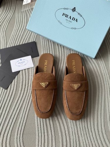 代购级 prada 25Ss 普拉达走秀款三角标 半拖鞋爆款 走秀款 复古感时髦满满 随意百搭 时尚休闲 独到味道 人人都爱也轻松驾驭 每年都会爆.足以征服你