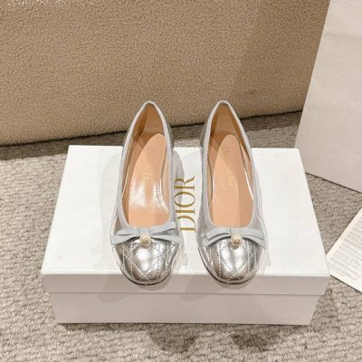 代购级别 迪奥 Dior 芭蕾鞋以 Dior 的高订美学 重新演绎经典风格 采用经典彩色皮革精心制作 饰以藤格纹图案 鞋面饰以精美的罗缎蝴蝶结 点缀以灵感源自经