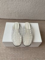 vince 走秀款 水晶 果冻凉鞋 独家首发 原版开模 1:1制造 超多网红上脚 夏日舒适百搭！ 爆款无疑！没有一丝橡胶味儿，奶香奶香的 谁还没有双水晶鞋呢 记