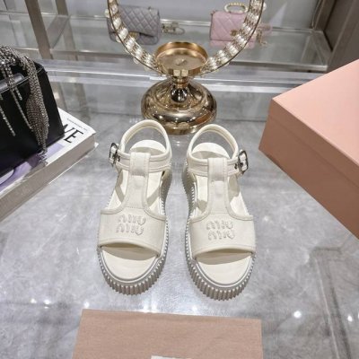 出厂 Miu Miu 25Ss春夏新款松糕厚底帆布罗马露趾休闲凉鞋 质感非常高级 厚底设计非常容易驾驭穿搭 搭配袜子 更显新潮 ！大长腿利器 超级推荐！ 鞋面采