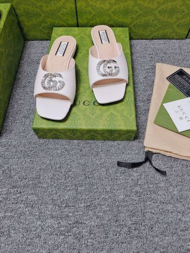 GucCi 饰水晶双G G造型配件为一系列女士鞋款注入摩登新韵。闪耀夺目的配件亮眼装点凉拖鞋和防水台浅口鞋等各式鞋款，在彩色漆皮或金属质感皮革的衬托下，尽显奢华