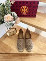 tory Burch汤丽柏琦 全新Tmonogram 图案，灵感源自传统宾夕法尼亚州绗缝的经典图案，礼赞品牌标志性双Tlogo。该系列选用编织提花布料匠心打造，