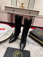 长款 短款590 羊京 P长款 短款550 牛仔布 24Aw走秀经典长靴，明星同款灵感来源于西部的荒野，由进口小牛皮和牛仔布手工缝制而成，以突出的纹理设计突出了