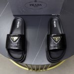 出厂价pp： 品牌：普拉达prada 标准码：38–44 45订做 等级：官网同款 材料：原版材料设计 原版橡胶耐磨成型大底 款式类别：男士时尚凉拖鞋 尊贵奢侈