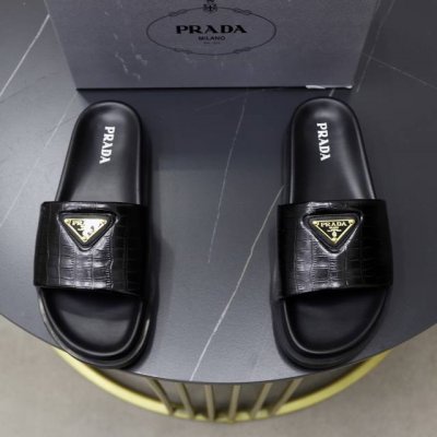 出厂价pp： 品牌：普拉达prada 标准码：38–44 45订做 等级：官网同款 材料：原版材料设计 原版橡胶耐磨成型大底 款式类别：男士时尚凉拖鞋 尊贵奢侈