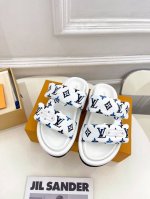 橙子出厂价P Lv 路易威登 春夏新品 魔术贴面包拖鞋 羽绒拖鞋 休闲凉拖 情侣款 Bs代购级别！高级感十足！国内外博主刷爆的一款，复古又时髦 上脚美炸了！官网