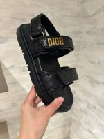 Dior 23秋冬 魔术贴凉鞋不用多说魔术贴凉鞋搭配更是一绝！即复古又百搭 少女感十足 ZP开模水台、大底、开模五金扣 鞋面：定制进口羊皮内里：进口绵羊皮鞋底：
