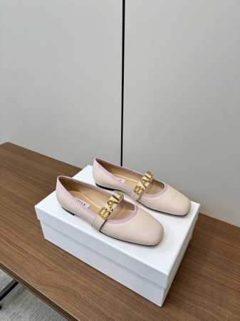 Bally 25早春新品时尚字母扣时尚平底单鞋 Bally2025春夏新款，时尚粗跟平底马丽珍logo 字母单鞋，走秀款芭蕾舞鞋款式新颖别致，采用方形头型设计 - 点击图像关闭