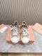 顶级版本 miumiu缪缪时装周Miu Miu 2025春夏系列秀场这双运动鞋引起关注 Miu Miu 与 New Balance 合作系列无疑是近几年最成功的