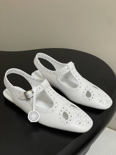 顶级品质 Hermes 爱马仕 H家25S春夏新款Kim露跟凉鞋 玛丽珍鞋 镂空雕花冲孔平底凉鞋 镂孔Nappa皮革Ghillies风格露跟凉鞋。打造时尚柔美造