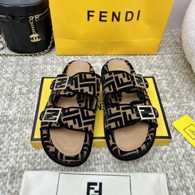 出厂330 Fendi 芬迪毛拖走秀主推系列，新品上线，芬具桌脚设计灵感改创于今年秀场的主推系列鞋履 当季新品凉拖鞋，众所周知，鞋子永远设计为高级感满满的，高端