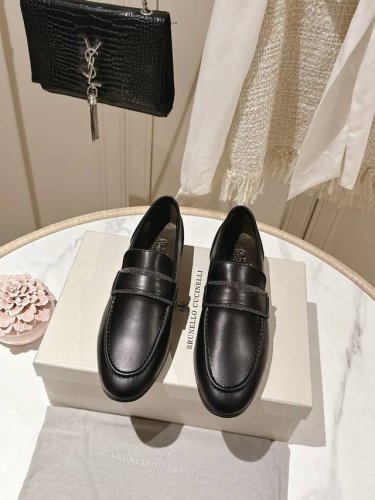 冲量价: 独家款 市场最高品质 BRUNELLO CUCINELLI BC平底单鞋材质：进口牛京／羊皮 纯手工串联珠链配饰。专柜原版注塑真皮大底 码数：35-4