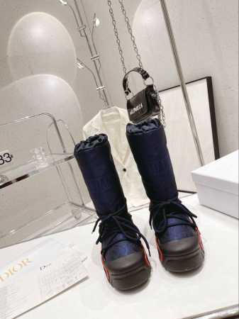 Dior 迪奥 D家 22 秋冬最新王炸款 滑雪靴 21*冬季 D家火爆雪地靴胖墩墩的 好看可爱到爆炸 →_→来自 DiorAlps 限定系列，别具一格。闪亮尼 - 点击图像关闭